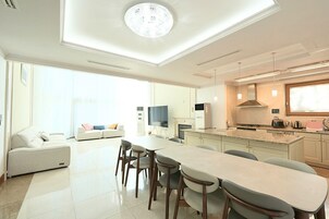 Grand Penthouse | Private kitchen | Fridge, microwave, stovetop, rice cooker