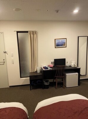 Escritorio, tabla de planchar con plancha, wifi gratis y ropa de cama