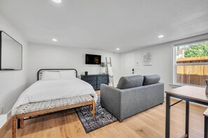 WiFi, bed sheets - Studio on Main Street  (Roseville)