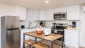 Køleskab, mikrobølgeovn, ovn, kogeplade