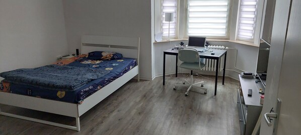 1 slaapkamer, een strijkplank/strijkijzer, wifi