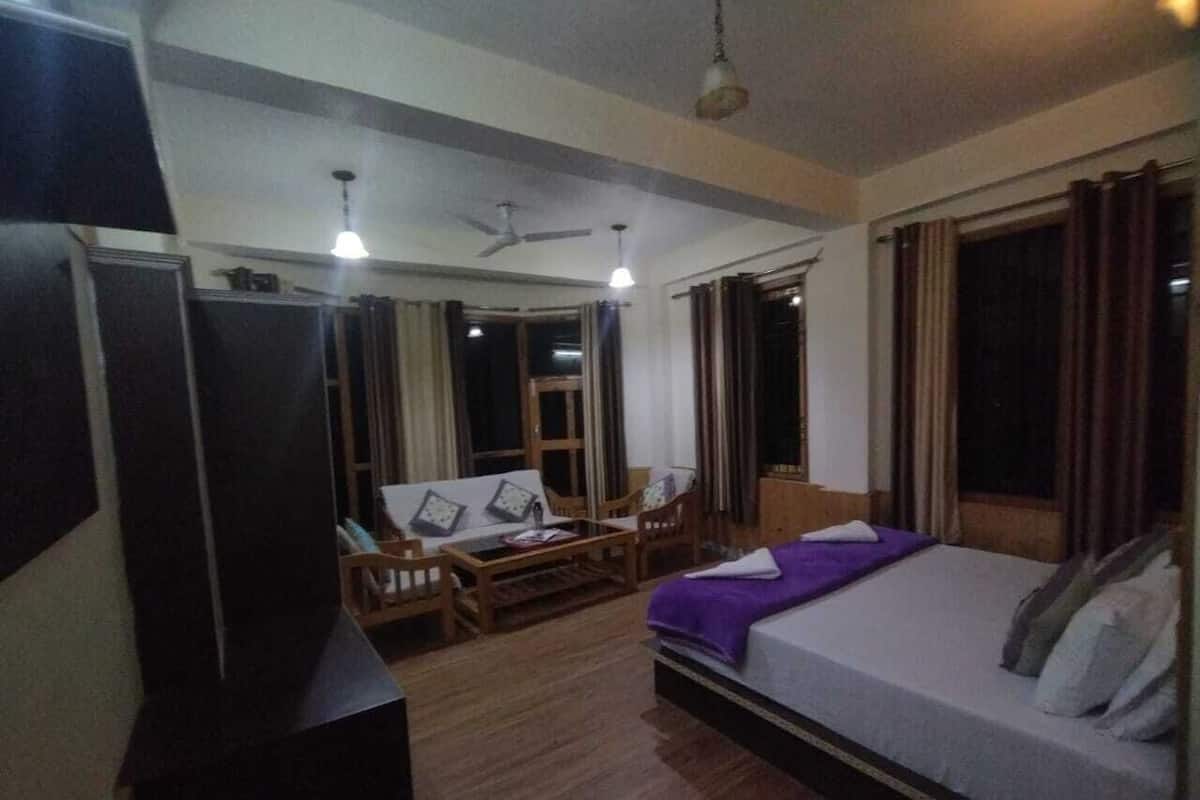 Ein Hotelzimmer mit Bett, Schreibtisch, Stuhl und Fernseher.