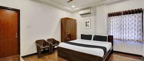 مكتب ومساحة عمل للكمبيوتر المحمول وتجهيزات عازلة للصوت وواي فاي مجانًا