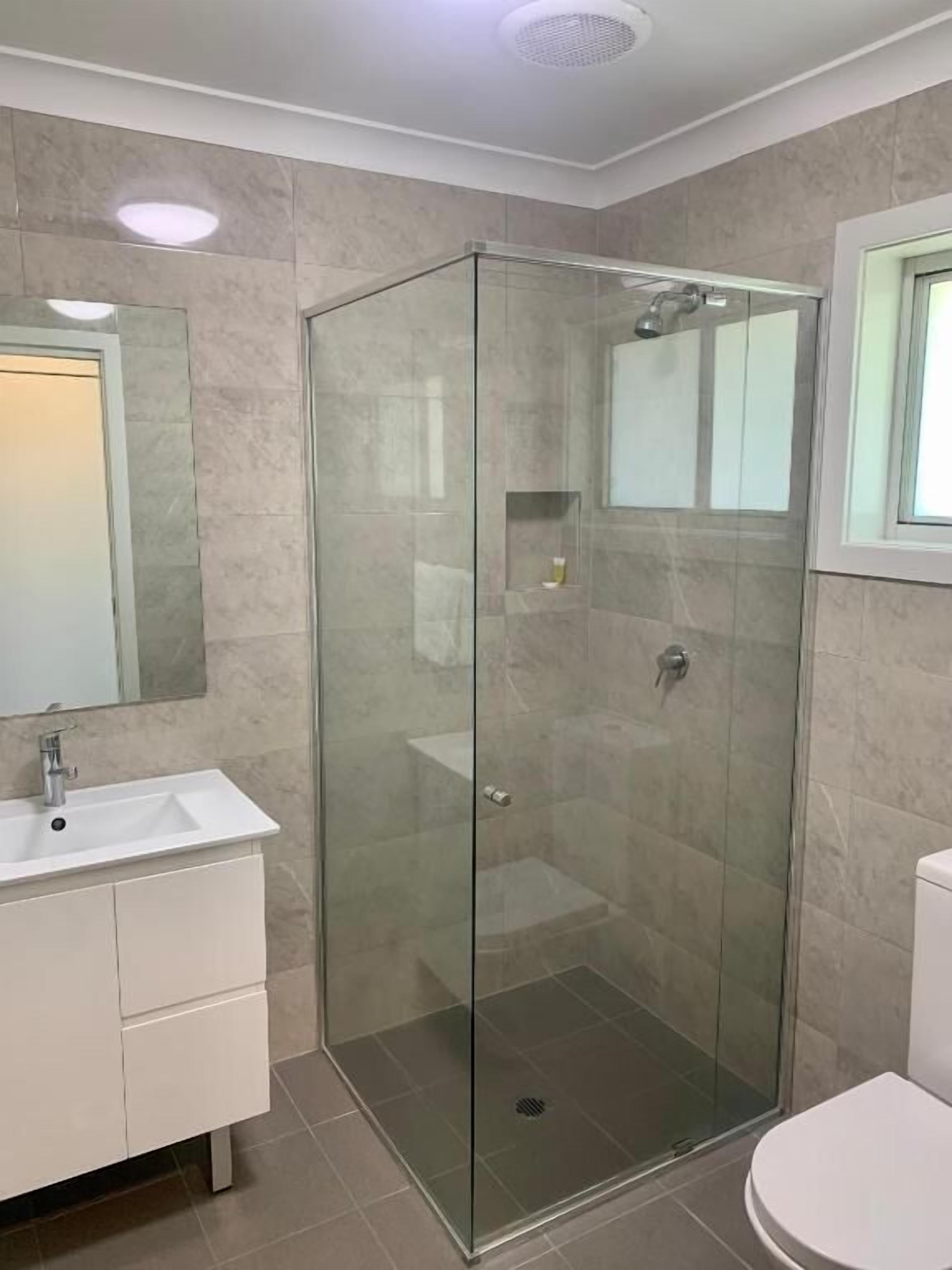 Deluxe Double Room | Bathroom | Shower, free toiletries, towels, soap