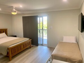 Soundproofing, iron/ironing board, free WiFi - Singleton Valley Accommodation (Singleton)