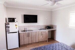Microwave, cookware/dishes/utensils - Singleton Valley Accommodation (Singleton)
