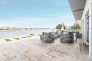 Room - 6BR Lux Villa With PVT Pool Beach Access in Palm (Dubai)