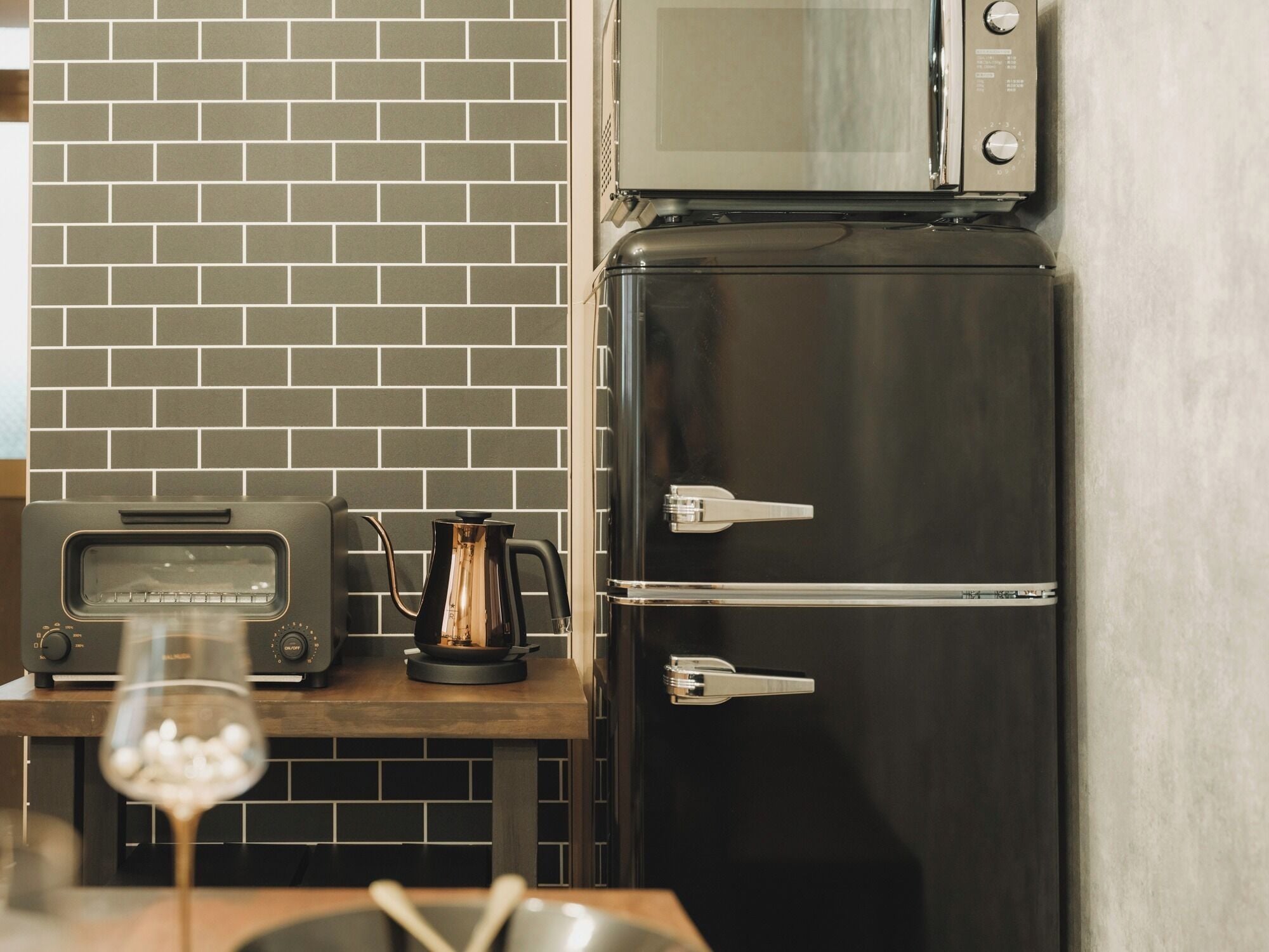 冷蔵庫、電子レンジ、コンロ、調理器具と食器