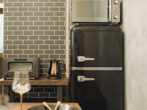 Réfrigérateur, four à micro-ondes, surface de cuisson