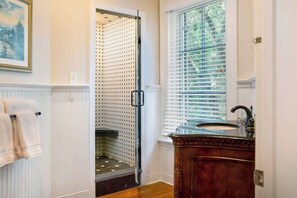 Een douche, een haardroger, shampoo
