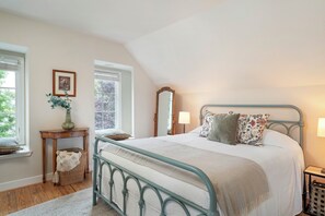 6 bedrooms, iron/ironing board, free WiFi, bed sheets - NEW!! High Street Inn | 6 Bed, 6 Bath (Charlottesville)