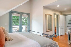 6 bedrooms, iron/ironing board, free WiFi, bed sheets - Historic Villa Steps to Downtown - High Street Inn (Charlottesville)