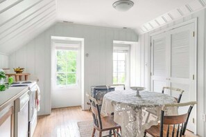 Dining - Historic Villa Steps to Downtown - High Street Inn (Charlottesville)
