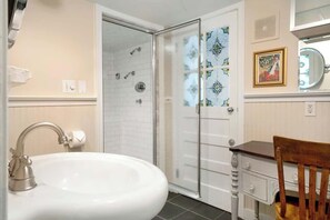 Shower, hair dryer, shampoo - Historic Villa Steps to Downtown - High Street Inn (Charlottesville)