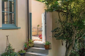 Terrace/patio - Historic Villa Steps to Downtown - High Street Inn (Charlottesville)
