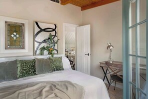 6 bedrooms, iron/ironing board, free WiFi, bed sheets - Historic Villa Steps to Downtown - High Street Inn (Charlottesville)