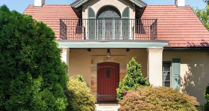 Historic Villa Steps to Downtown - High Street Inn