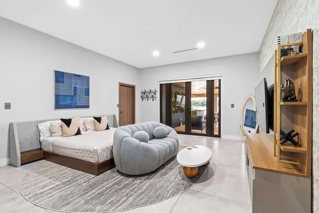 5 habitaciones, tabla de planchar con plancha, cuna de viaje y wifi 