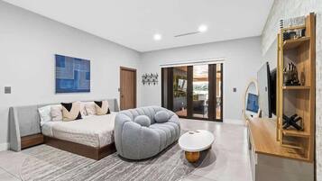 5 habitaciones, tabla de planchar con plancha, cuna de viaje y wifi