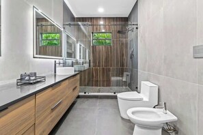 Chuveiro, secador de cabelo, shampoo 