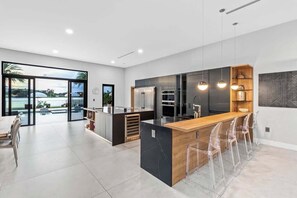 Frigorífico, microondas, horno y placa de cocina