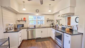 KylskÄp, mikrovÄgsugn, ugn och spishÀll