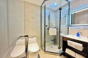 A modern bathroom with a glass-enclosed shower, a separate toilet, and a vanity with a mirror. - Elong Anyun Hotel (Xi'an Northwest University Bianjiacun Subway Station) (Xi'an)