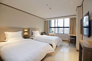 A hotel room with two beds, a desk, a chair, a TV, and a window with curtains. - Elong Anyun Hotel (Xi'an Northwest University Bianjiacun Subway Station) (Xi'an)