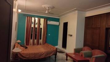 Soundproofing, free WiFi, bed sheets