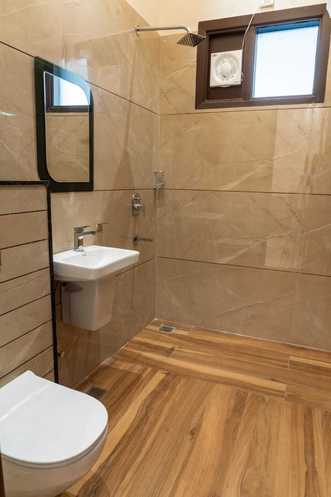 Een badkamer met toilet, wastafel en douche.