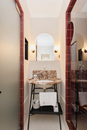 Douche, sèche-cheveux, serviettes fournies