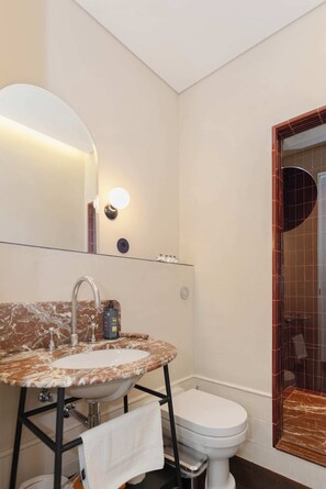 淋浴设施、吹风机、毛巾