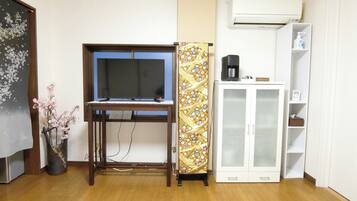 2 bedrooms, desk, free WiFi, bed sheets