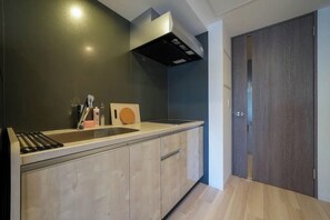 Kjøleskap, mikrobølgeovn, kokeplater og kjøkkenutstyr