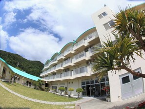 Exterior - New building ocean view Japanese style room 12 tatami mats with unit bath Dinner and breakfast / Shimajiri-gun Okinawa (Shimajiri-gun)