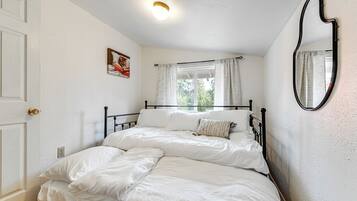 2 bedrooms, iron/ironing board, internet, bed sheets