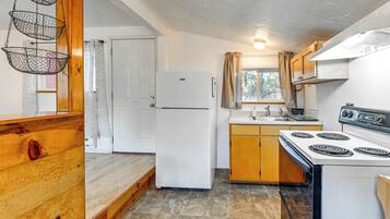 Fridge, stovetop, coffee/tea maker, toaster