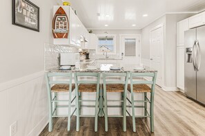 Een koelkast, een microgolfoven, een kookplaat, een vaatwasser