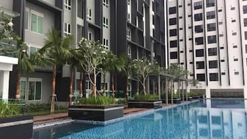 Una piscina al aire libre