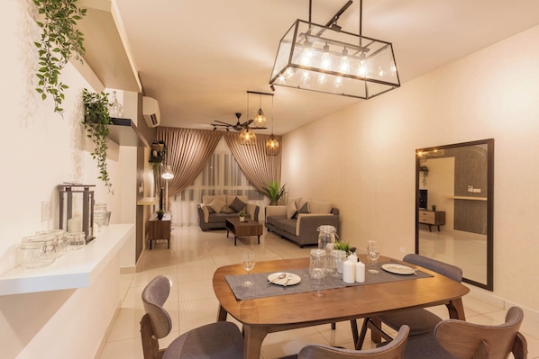 Leilighet – premium, 3 soverom, byutsikt | Oppholdsområde | En 50-tommers LED-TV med digitale kanaler