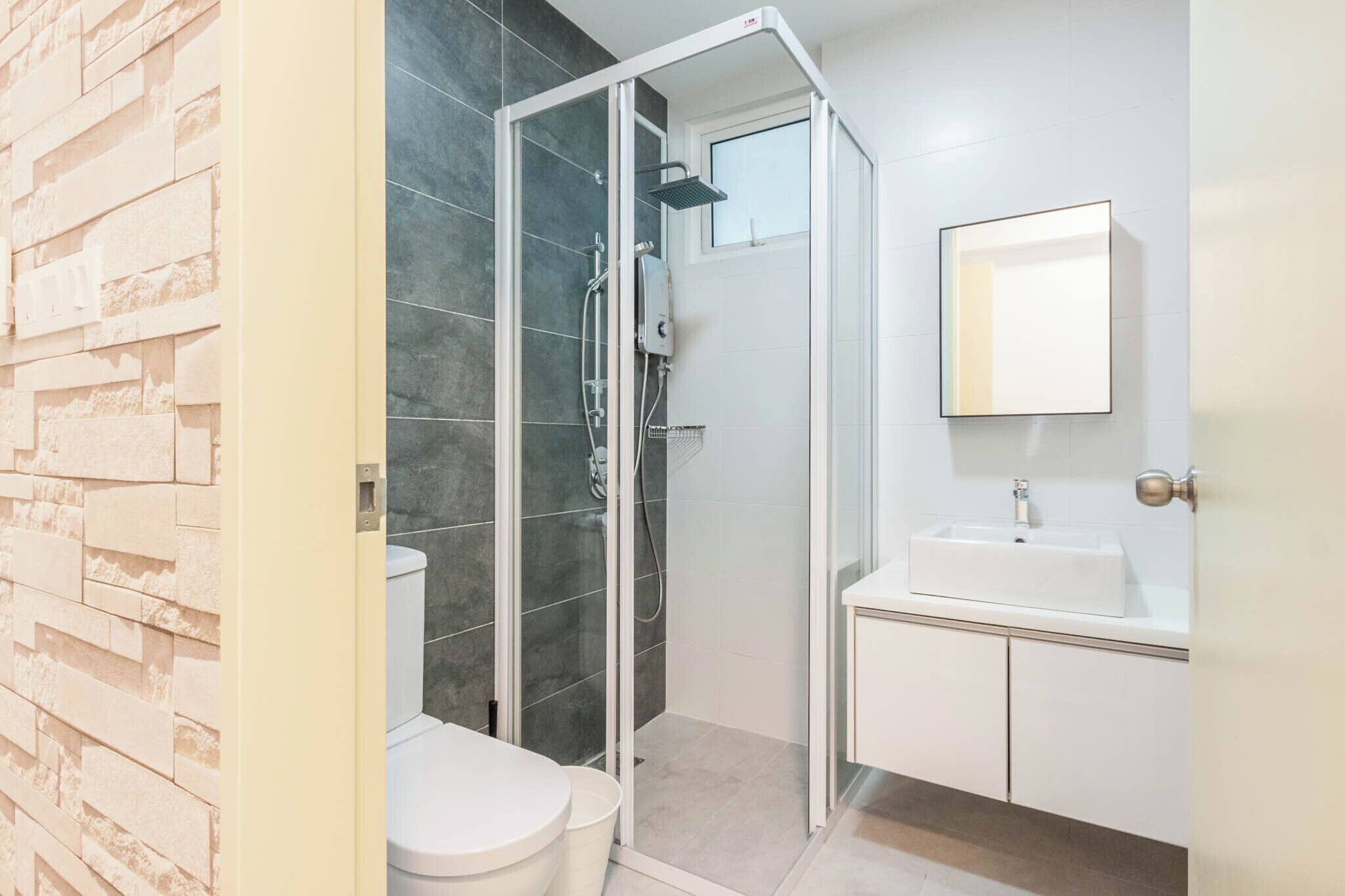 Apartemen Standar, 2 kamar tidur, pemandangan kota | Kamar mandi | Shower, pengering rambut, sandal, dan kloset