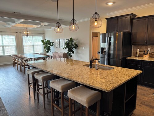 Spacious 5-bedroom, 8-bed house in welcoming Grovetown, w/ Rogue fitness room