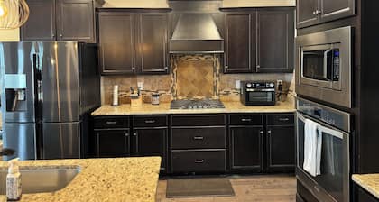 Spacious 5-bedroom, 8-bed house in welcoming Grovetown, w/ Rogue fitness room