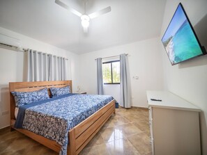 5 bedrooms, iron/ironing board, Internet, bed sheets