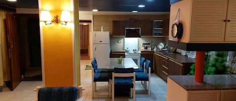 Micro-ondas, talheres/pratos/utensílios de cozinha