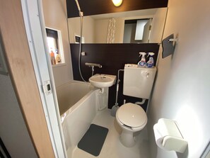 Combined shower/bathtub, free toiletries, hair dryer, slippers