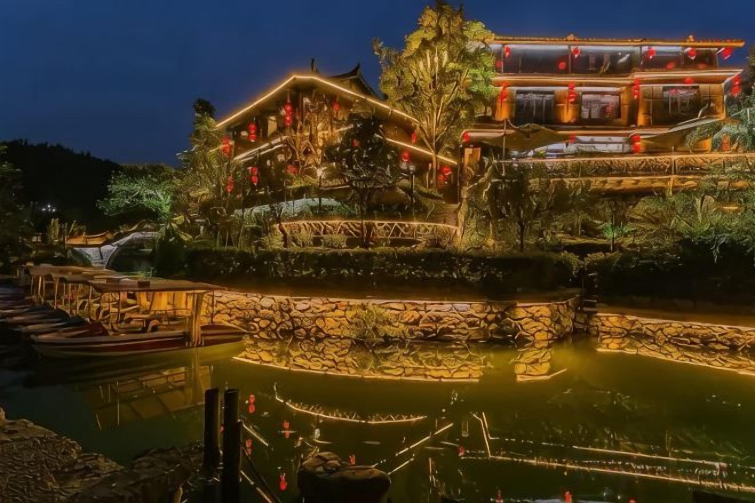 Un bâtiment traditionnel avec une fontaine ou un autre élément aquatique devant l’entrée.