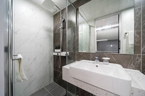 Standard Twin Room | Bathroom | Shower, hair dryer, slippers, bidet