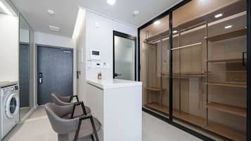 Habitación Deluxe con 2 camas individuales | Área de sala de estar | Televisión, Netflix, películas con cargo y piso con calefacción