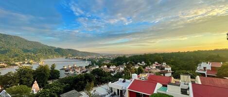Apartamento conforto, vista para o rio | Terraço/pátio